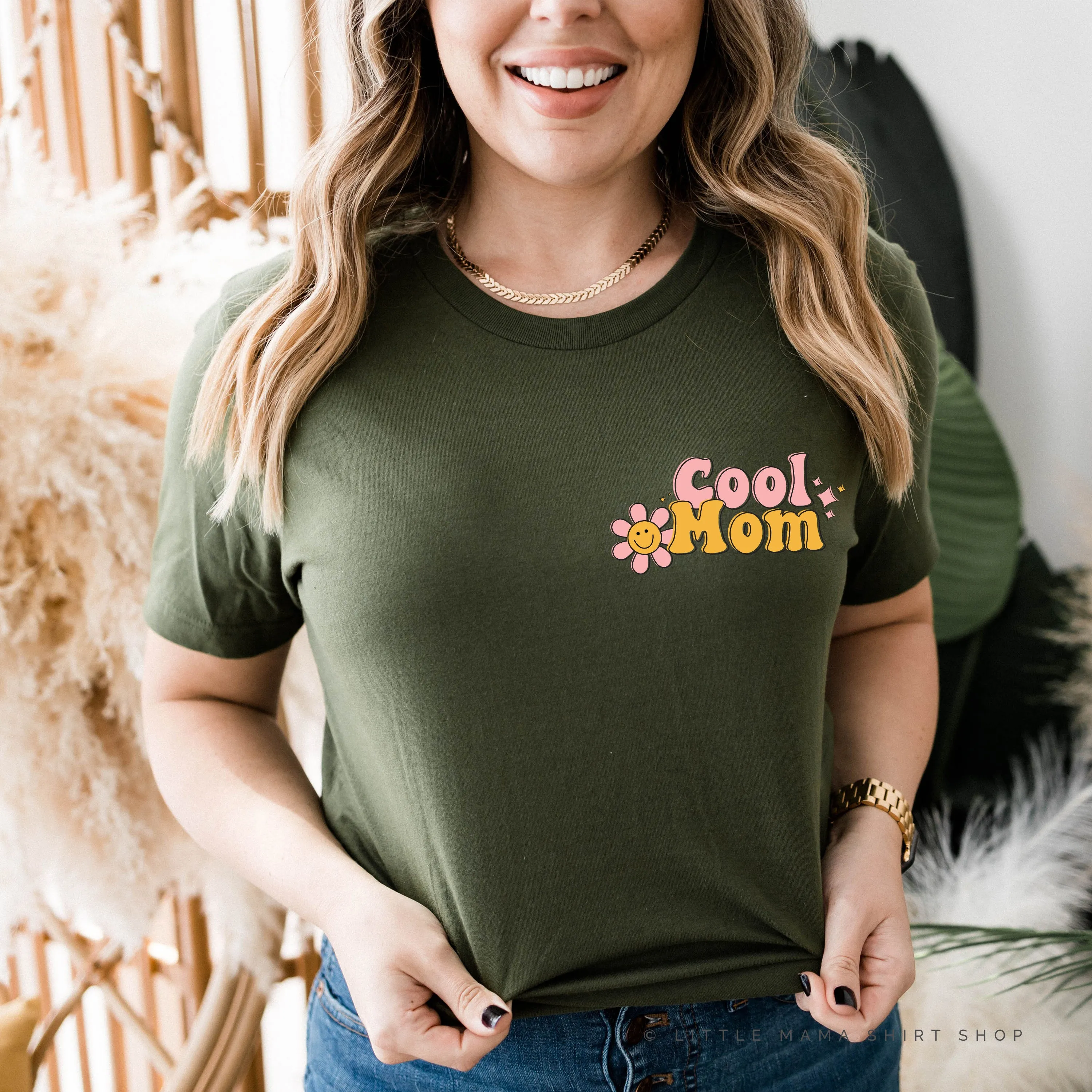 GROOVY FLOWER COOL MOM - Unisex Tee